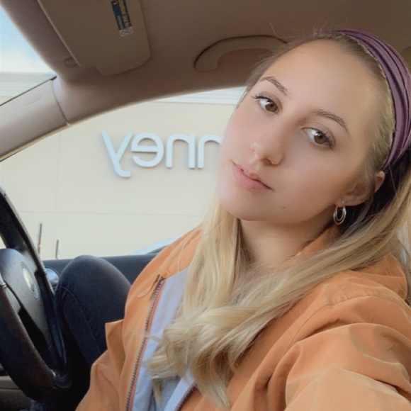 Meet your Posher, Heidi - Picture 1 of 1